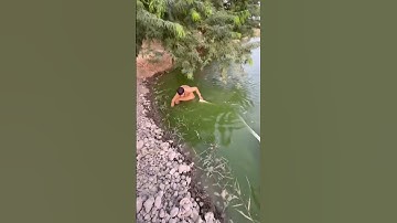 Cầm lưới đi bắt cá