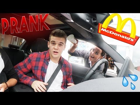 McDonalds PRANK | MITARBEITERIN SPRITZT MICH NASS