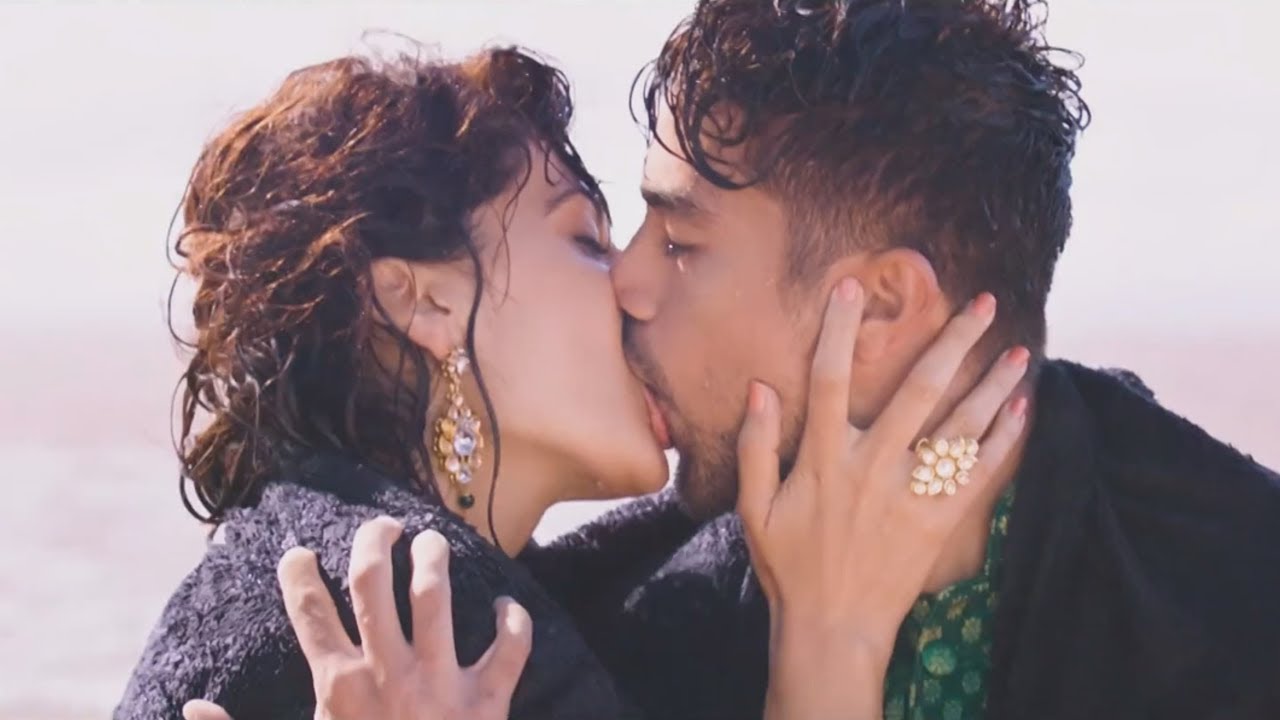 Taapse Pannu Hot Kissing Scene in Dil Juunglee !!! 