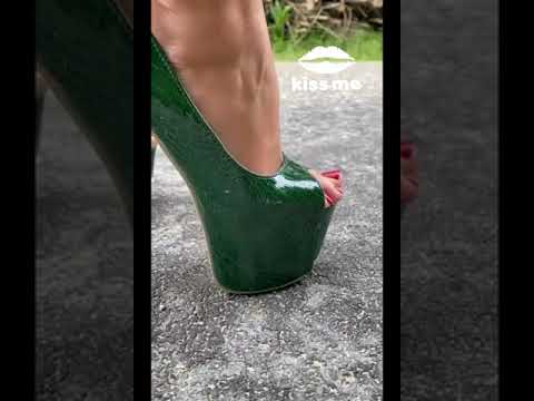 walking in my pleaser Heels. #pleaser #feet #Highheels