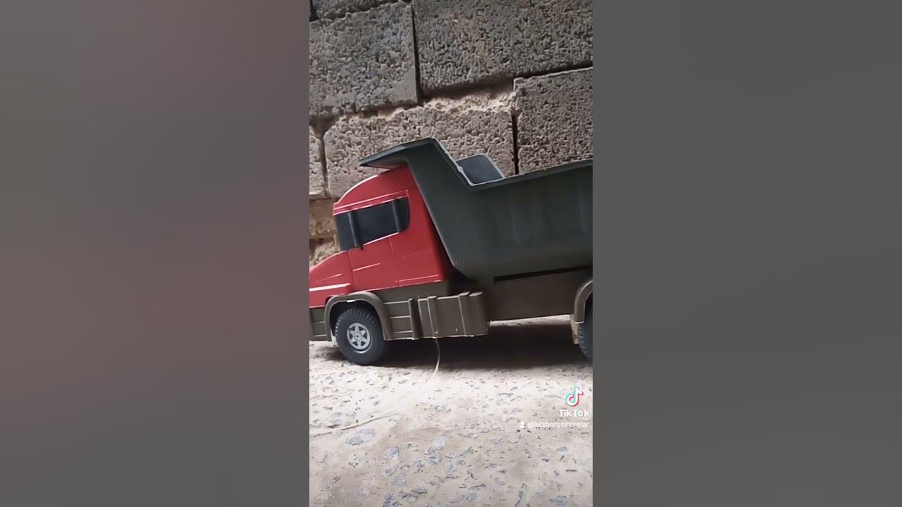 Levantei a traseira do Caminhão de brinquedo, Iveco Tector. Confira o