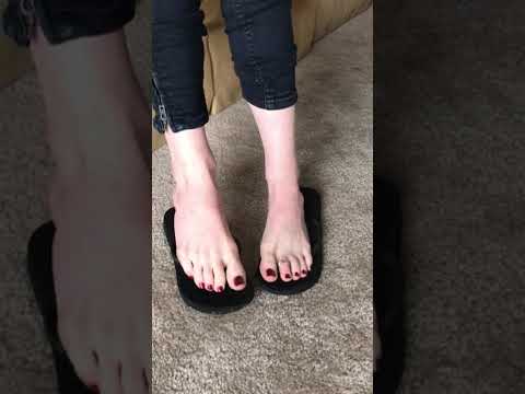 Teen With Gorgeous Amateur Feet Playing With Her Black Flip Flops