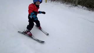 Teaching 4 years old skiing.