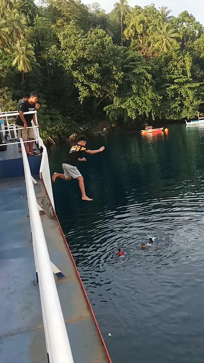Kapal Laut dan Anak Pelabuhan