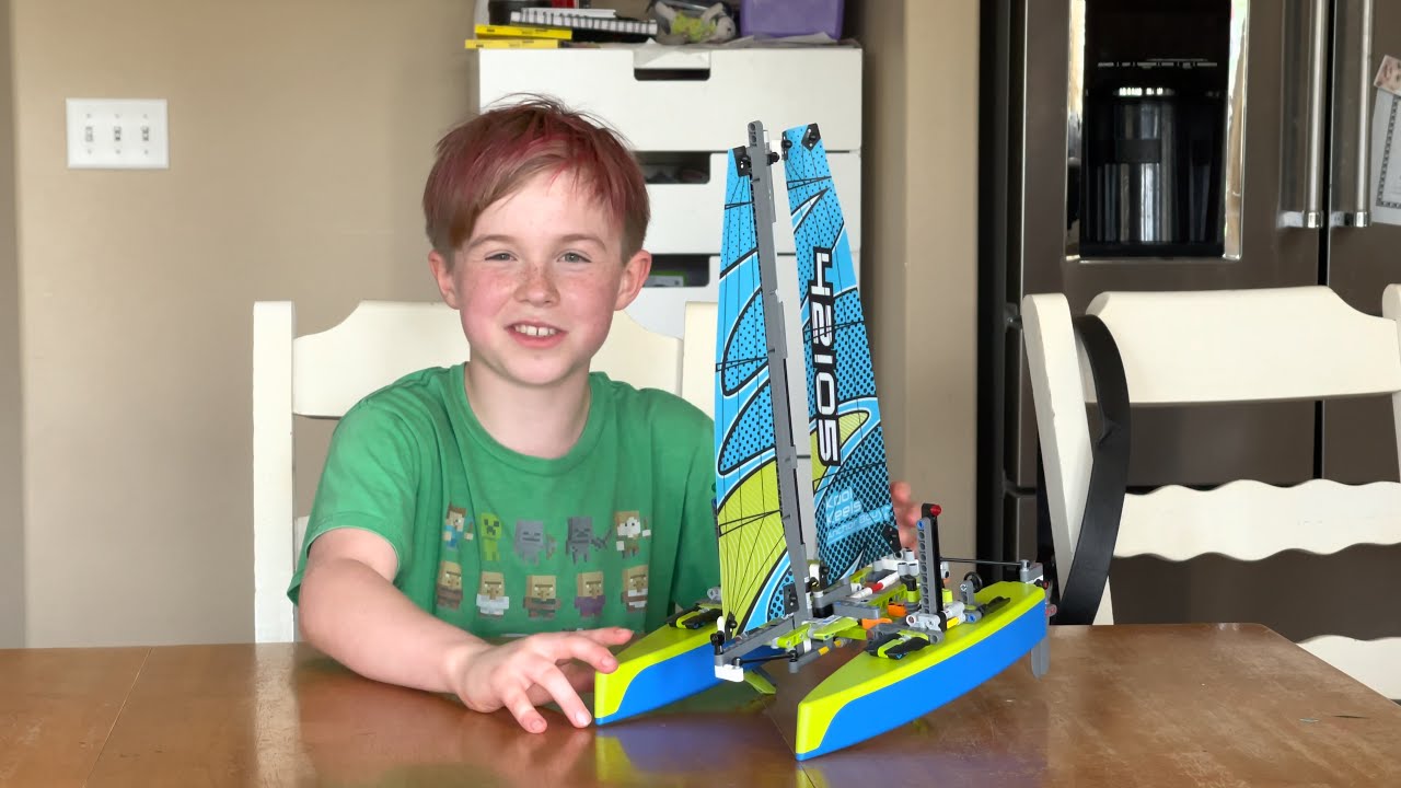 Lego 42105 Review | Lego Technic Catamaran Float Test & Build