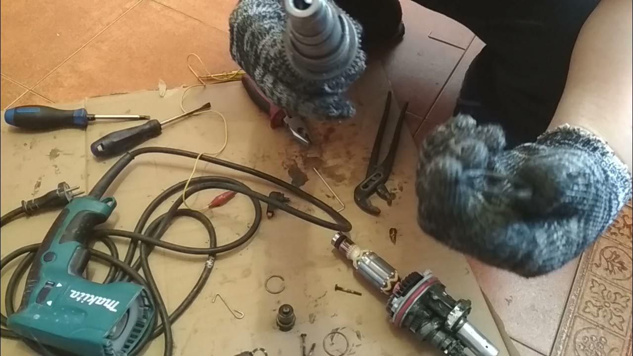 Сломанный перфоратор макита. Перфоратор застрял. Застрял хвостовик в перфораторе. Мотобур из перфоратора. Вытащить сверло из перфоратора.