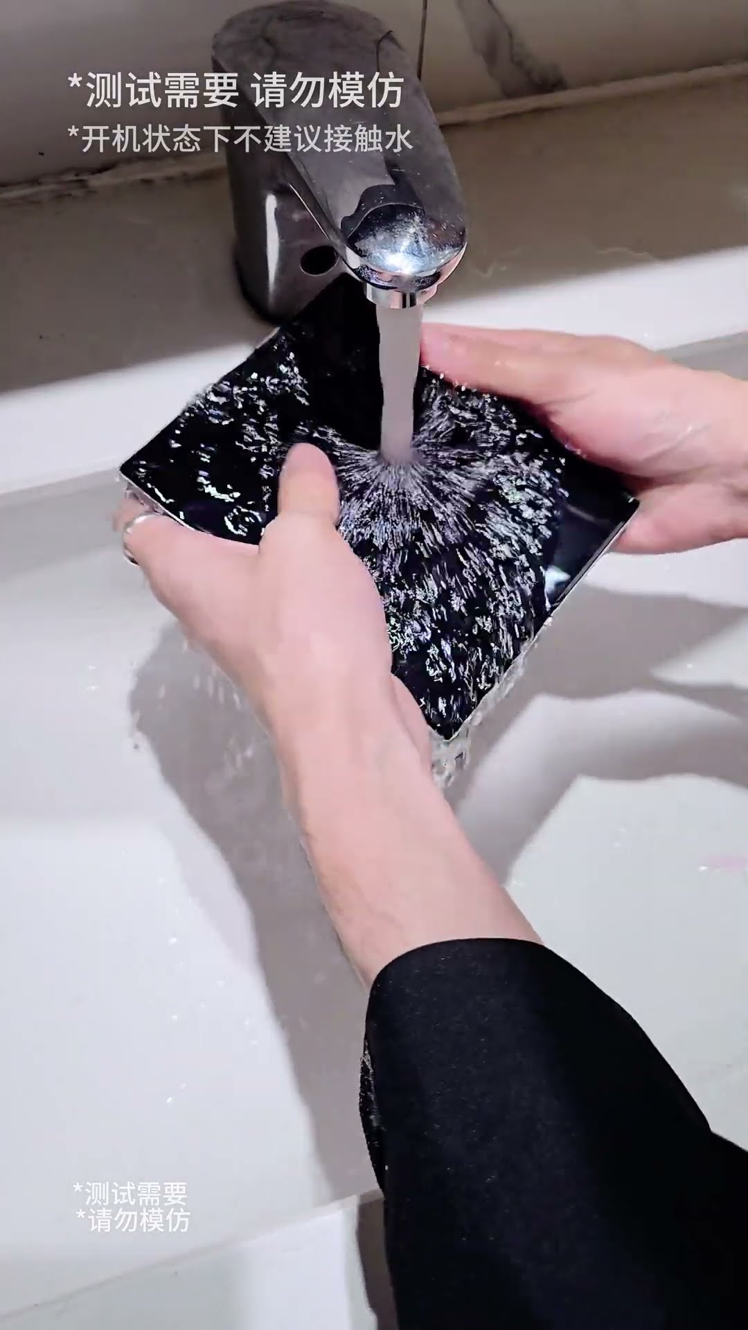 Samsung Fold6 waterproof display. Samsung mobile phone mobile phone digital digital technology
