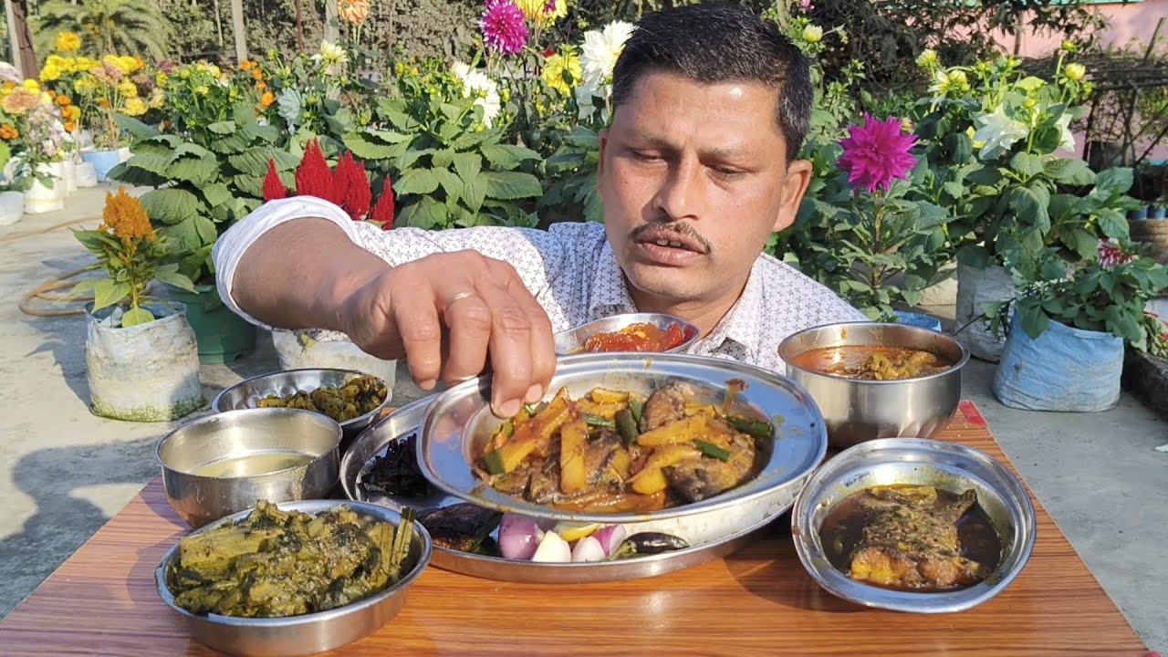 মনে ভয় পাচ্ছেন গলায় কাঁটা ফুটে যাবে ? কোনো রকম ভয় ছাড়া মাছের কাঁটা চাবিয়ে খেয়ে নিন আমার মতো😜😜