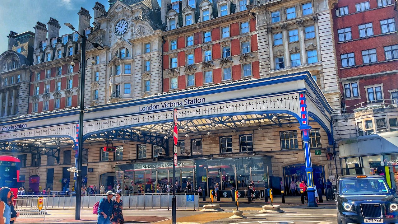 London Morning Walk | Victoria Station To Harrods | 4K HDR City Tour