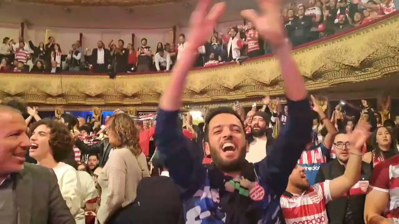 جماهير النادي الأفريقي تهز أركان المسرح البلدي بصيحة مرعبة