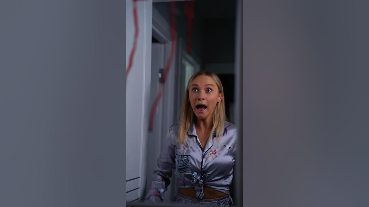 Девушка описалась в джинсы. Описалась в джинсы на улице. Девушка описалась в шорты. Девочка в мокрых шортах. Писает в шортах.