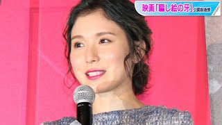 松岡茉優、イレギュラーヘムで品良く脚見せ　個性派フェミニンワンピで大人っぽく