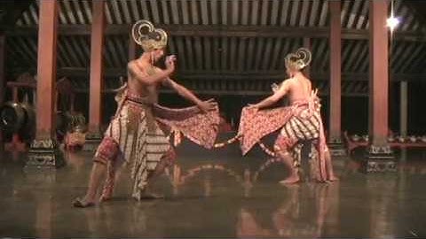Javanese dance performance at Dalem Pujokusuman in Yogyakarta, 2005-07-01.