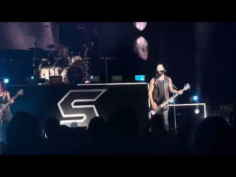 Skillet singing Psycho