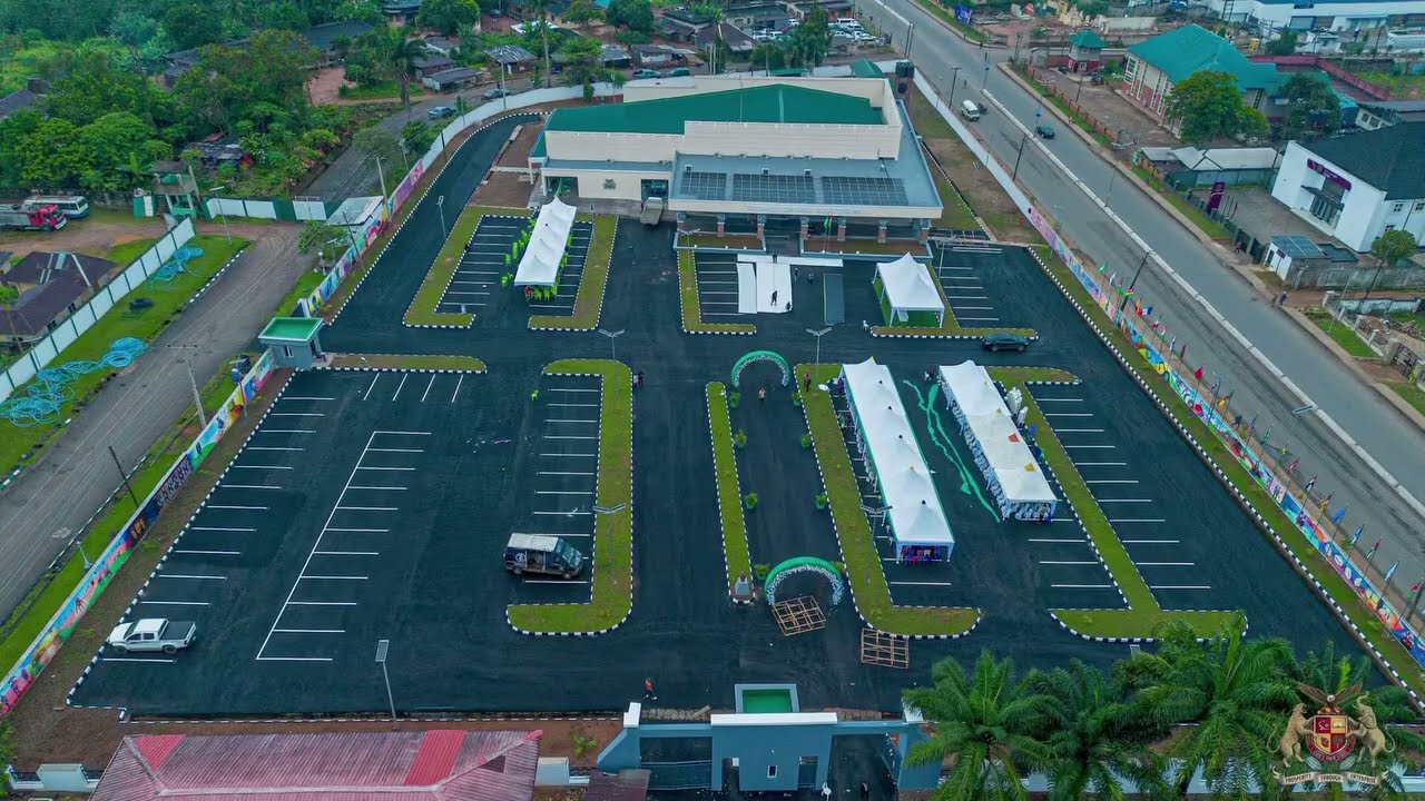 Здание правительства: до и после зафиксированных изменений.