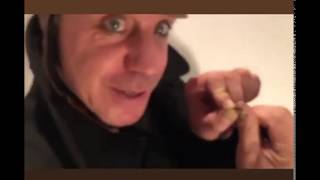Till Lindemann singing Rammstein with his finger / Till Lindemann cantando Rammstein con su dedo