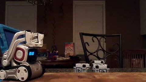 Cozmo robot first time playing him on youtube