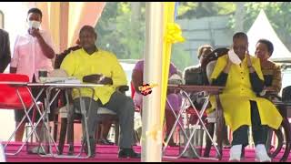 President museveni Hugs Comedian teacher Mpamire at an event #funny #topstylistcongo#paris🦅🌁
