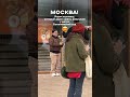 Мужчина в Москве дарил цветы женщинам у метро Ботанический сад