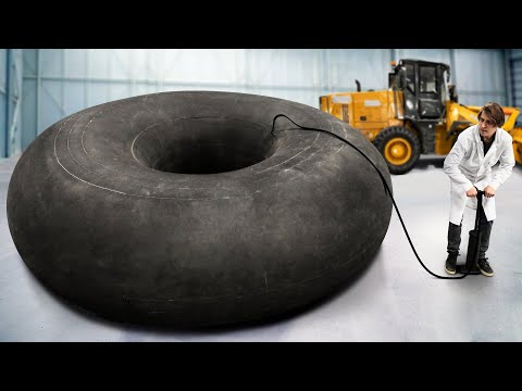 видео: Что, если колесо трактора бесконечно накачивать насосом?