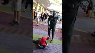 Venom beats Spidey at comic con!! 🕷️ #Shorts