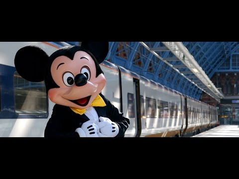 kereta-api-lucu-motif-mickey-mouse-disneyland-hongkong
