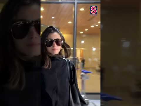 #Shorts | Alia Bhatt slays the all-black airport look with killer aviators | N18S