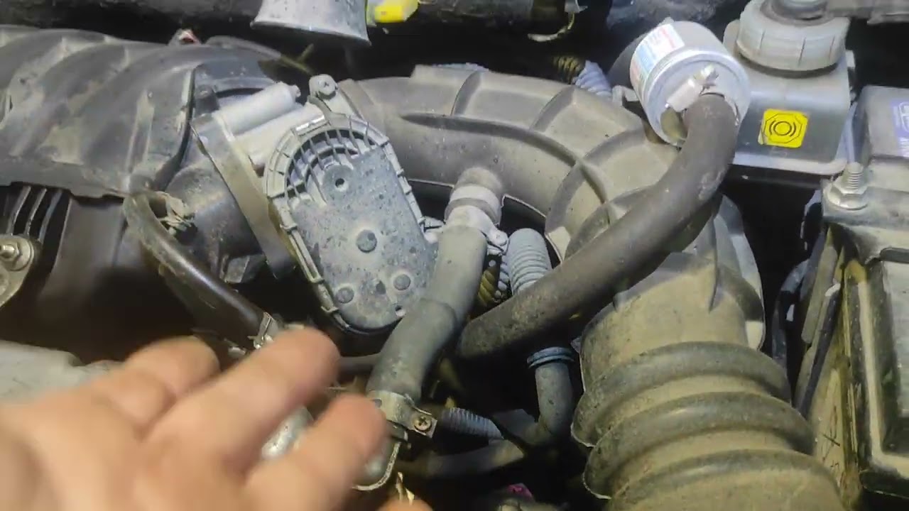 Гранта 11182 регулируем зазоры клапанов. 