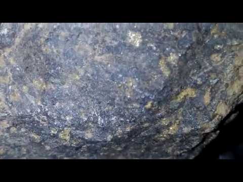 شكل الصخور البركانية والنارية المحتوية على الأحجار الثمينة