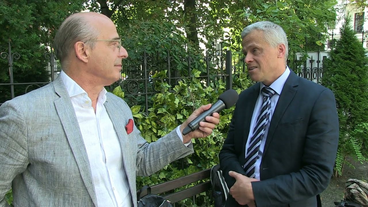 Rozmowa z p. dr Błażejakiem jest z sierpnia 2021, ale ciągle bardzo aktualna. 
Polski lekarz z Hambu...