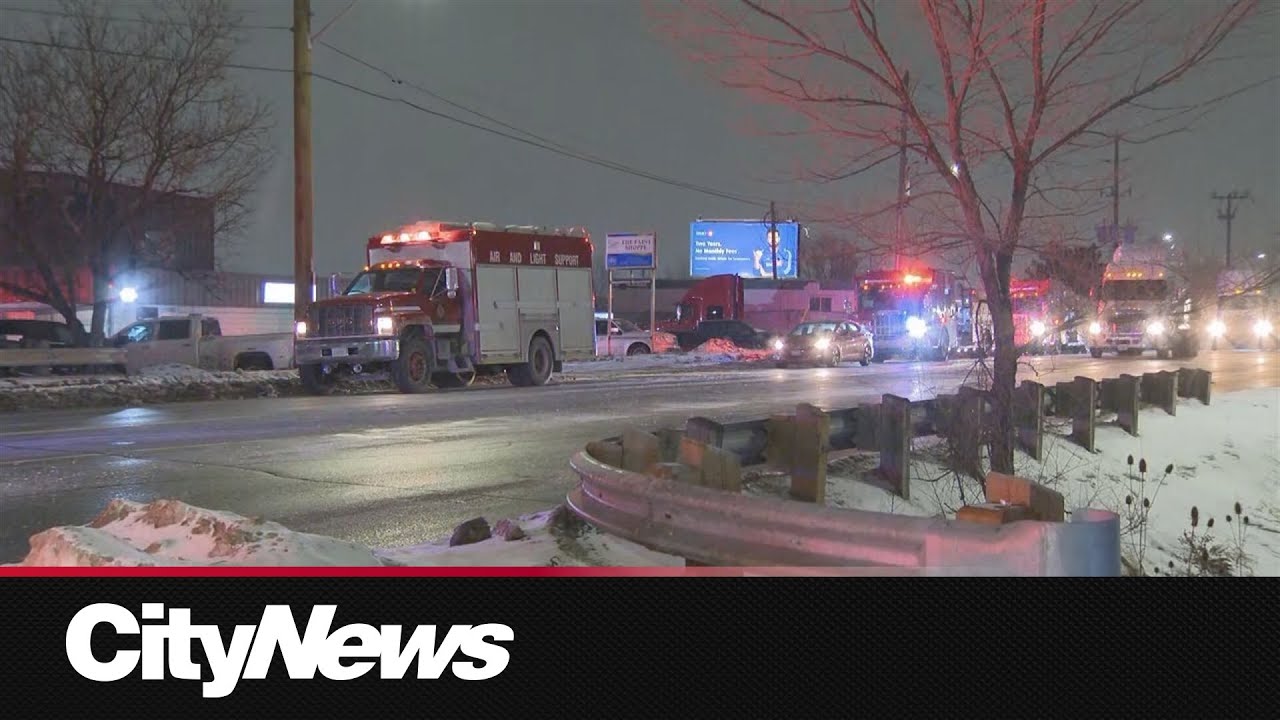Multiple tow trucks caught on fire in suspected arson in Brampton - YouTube
