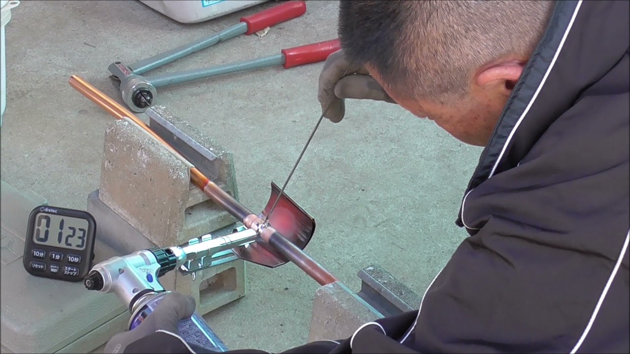 トーチバーナーによる銅管のロウ付け。先端アタッチメントを変えて最適なタイプを探りました。