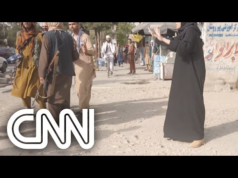 Combatente do Talibã aborda equipe da CNN em Cabul | CNN PRIME TIME