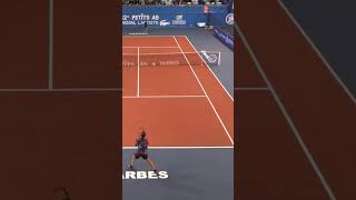 🎾😎 Ambidextrous young tennis player doesn&#39;t need a backhand