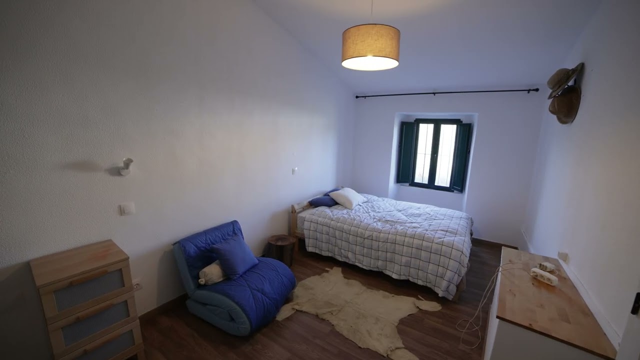 Vende-se quinta em Évora com uma Habitação.