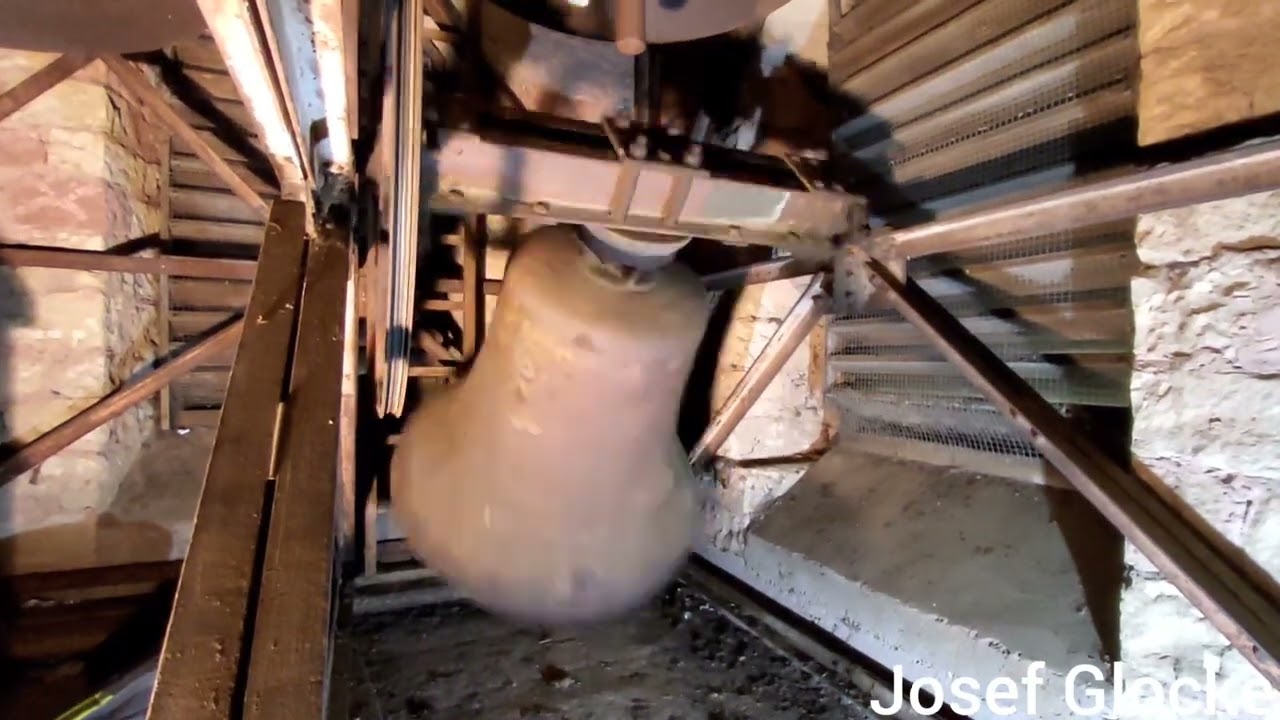 Mehlbach (Pfalz), protestantische Kirche, Geläutepräsentation (Turmaufnahme)