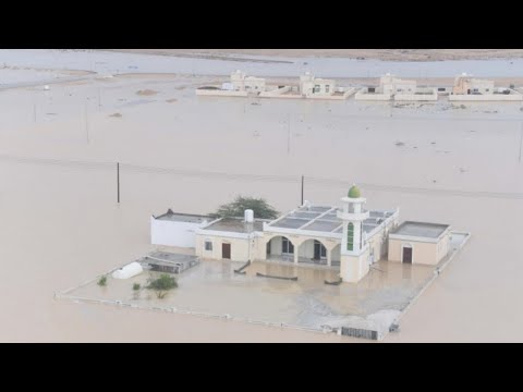 Oman&#39;s arid desert turns into a flooded sea