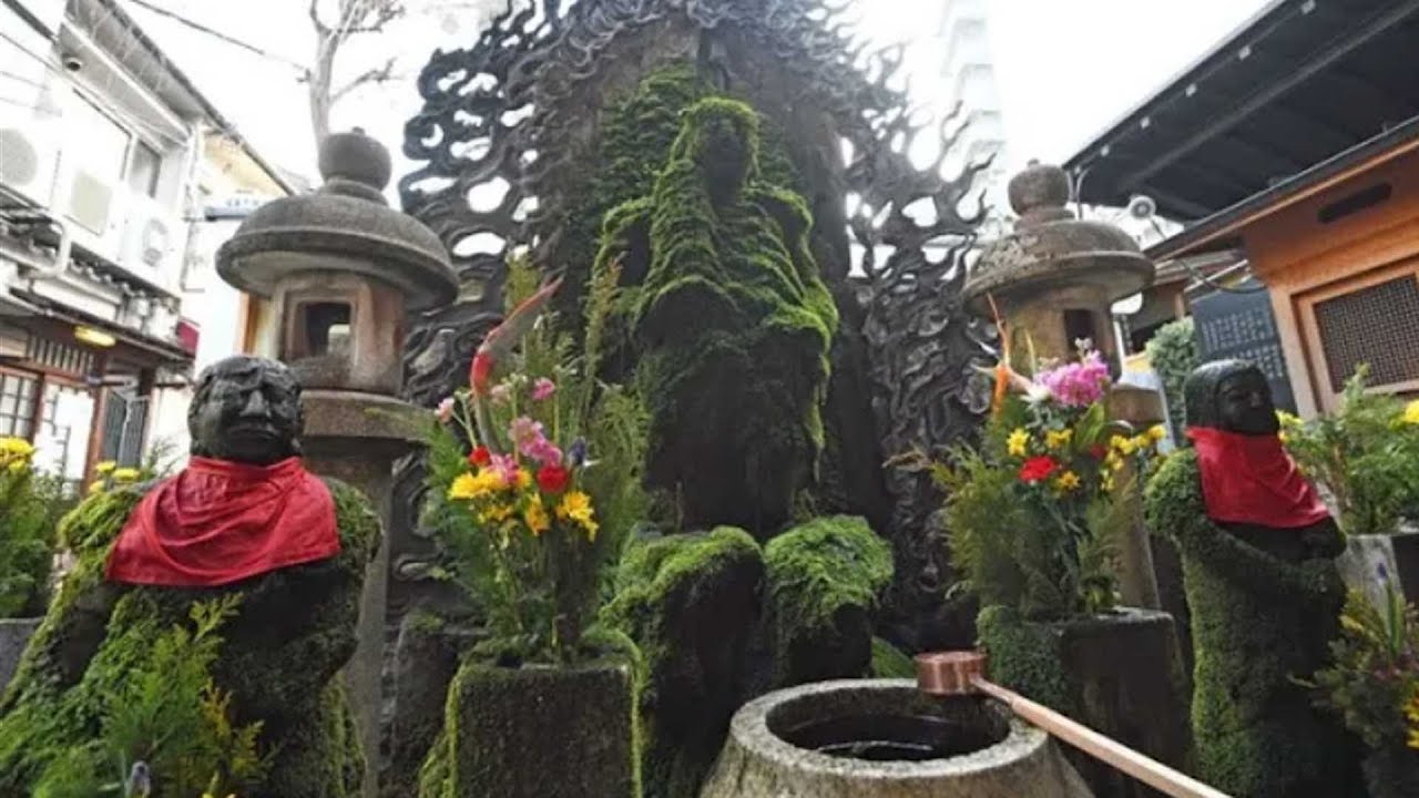 石像のこけ剥がされる 大阪・ミナミの法善寺 - YouTube