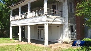 Community tries to save historical home from getting torn down