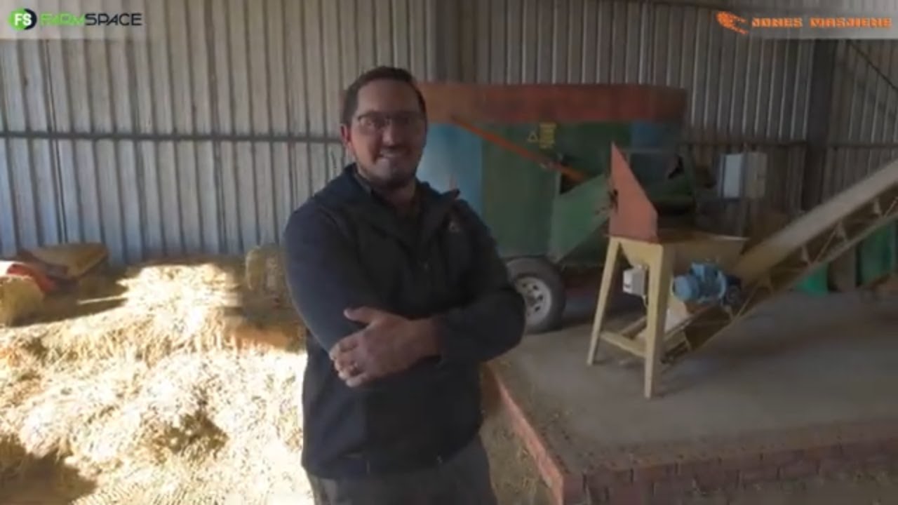 Hoe gebruik Luan Jones se pilmasjien om sy skape te voer?