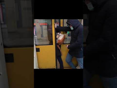 Женщина застряла в дверях метро #shorts