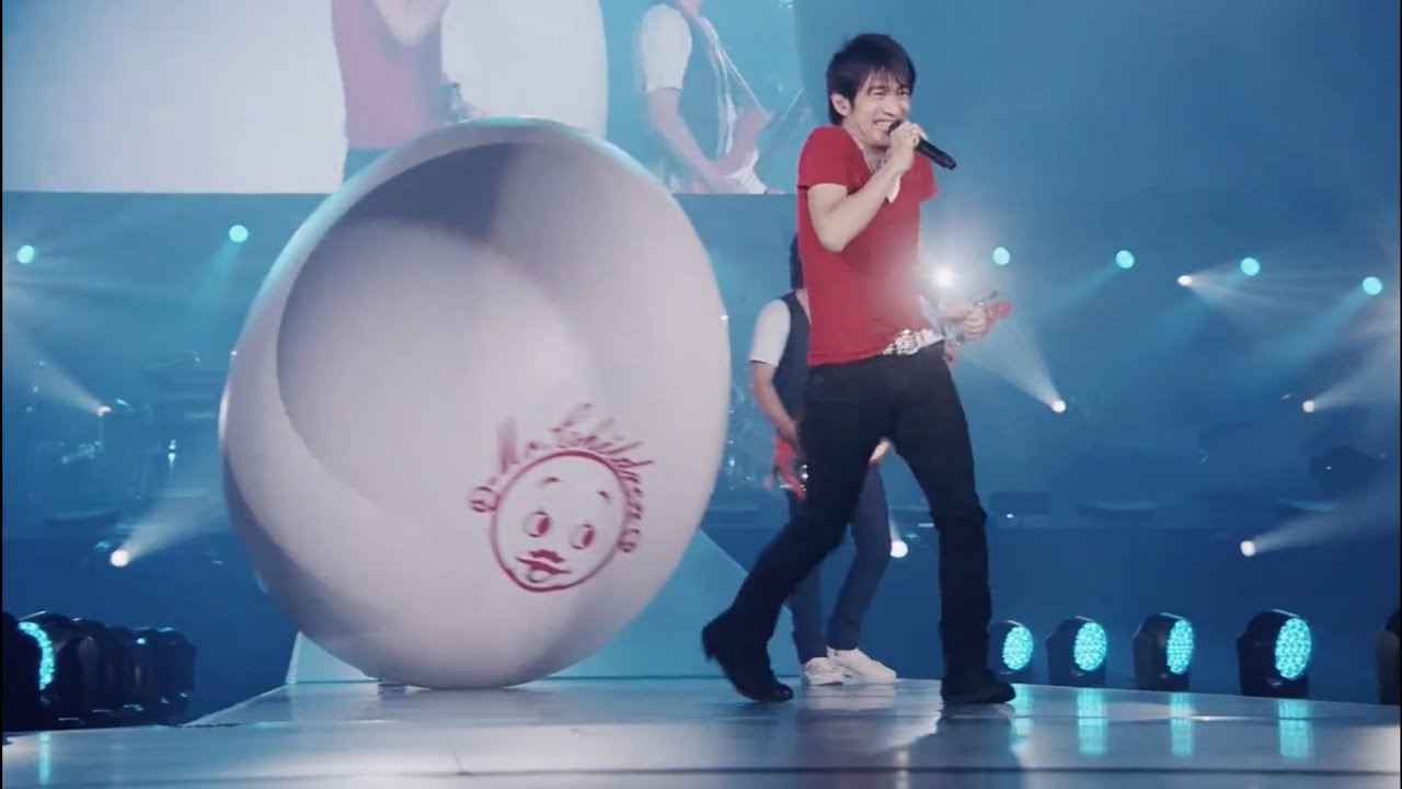 Mr.Children】ライブ中にちょっかいを出す桜井和寿 - YouTube
