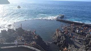 Olas gigantes rompiendo en la piscina natural Tenerife