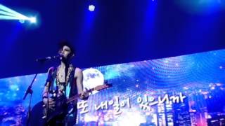 Video thumbnail of "내일이 있으니까 (明日があるから) ICON No Min Woo @UNIQLO AX, Seoul"