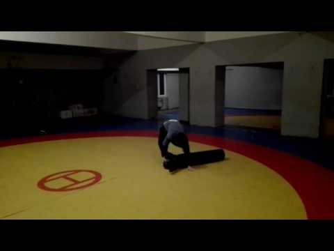 ნიკა ტერუნიანი ამუღამებს გდებას ფალავანთა კლუბში