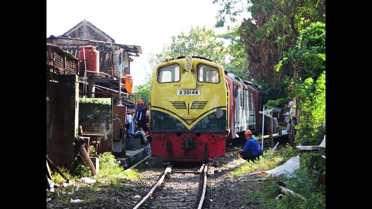 Lokomotif Tua D301 Beraksi di Masa Kekinian