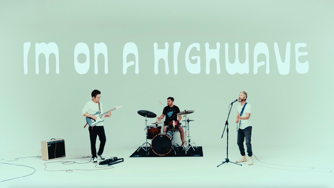 Moon Taxi - Highwave (Official Visualizer) auf YouTube ansehen Moon Taxi - Highwave (Official Visualizer) auf YouTube ansehen