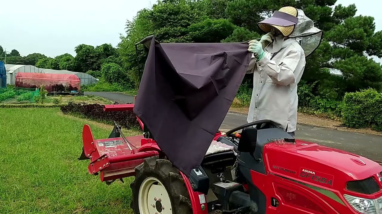 トラクターに軽量で簡単な熱中症対策の屋根を付けました