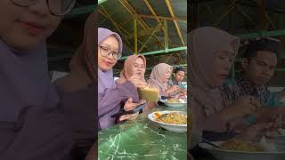 Makan Mie Sambil Lihat Pemandangan Alam Yang Indah