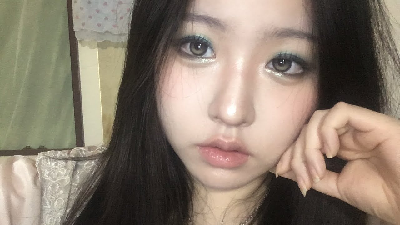 청록빛 스모키 메이크업